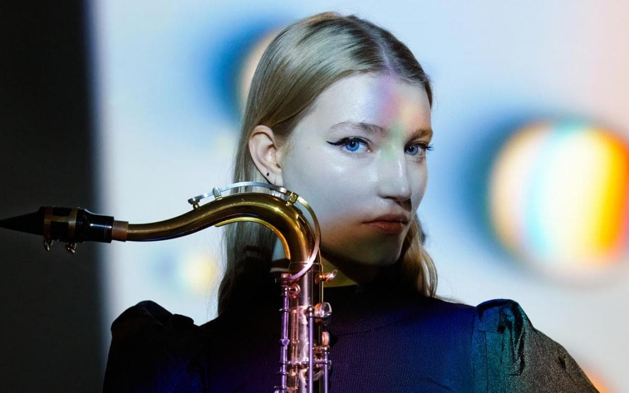 Emma Rawicz - Chroma